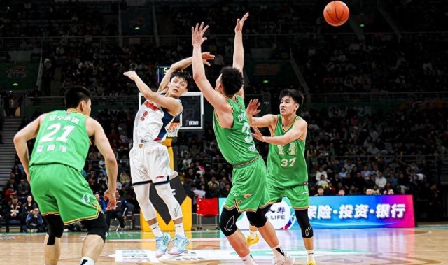 星空体育-30分大败！辽篮两点不如广东，亨特首秀没亮点，杨鸣赛后发火