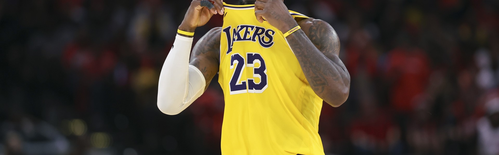 星空体育-还差一胜！詹姆斯上次横扫对手还是在2018年次轮4-0淘汰猛龙