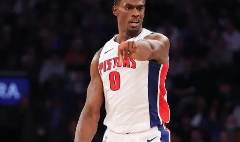 星空体育-杜伦全场10投3中，得到8分9篮板1助攻5封盖6犯离场