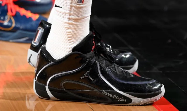 星空体育官方入口-塔图姆穿着野马配色Tatum4，砍下30分7篮板11助攻