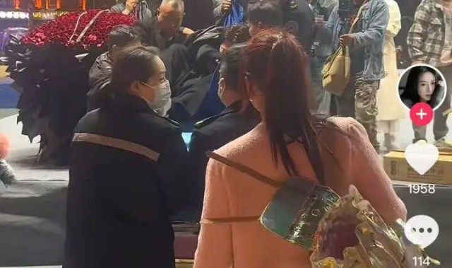 星空体育官网-歌手张政直播后突然捂住胸口并大喊“不要碰我，我这里痛”，随后抽搐晕倒，被救护车紧急送医