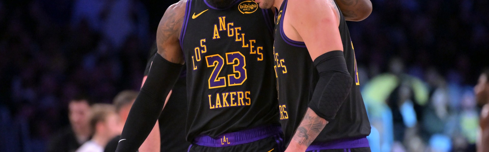 星空体育官方入口-半场21分领先老鹰！张佳玮：湖人速度火力全出来 空间大开打崩鹰