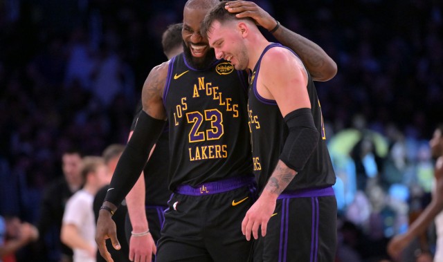 星空体育官方入口-半场21分领先老鹰！张佳玮：湖人速度火力全出来 空间大开打崩鹰